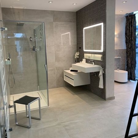 Modernes Badezimmer mit Dusche, Waschbecken und Toilette, stilvoll und funktional gestaltet.