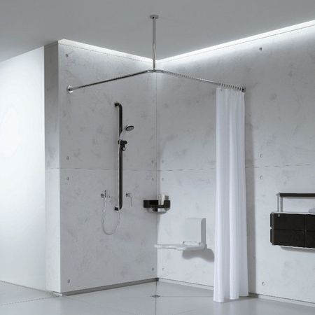 Helles Badezimmer mit einer Dusche und einem Waschbecken, ausgestattet für Komfort und Sauberkeit.