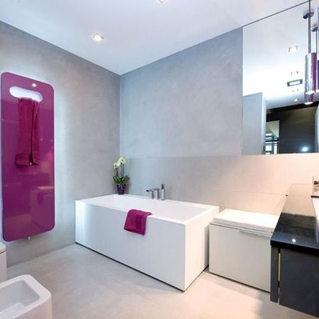 Modernes Badezimmer mit lila Akzenten, stilvoll und elegant gestaltet, bietet eine entspannende Atmosphäre.